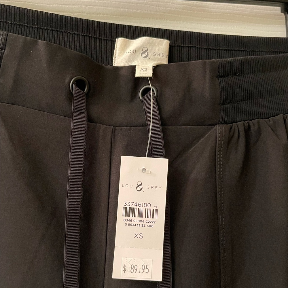 Lou & Grey woman’s black lightweight stretch Joggers